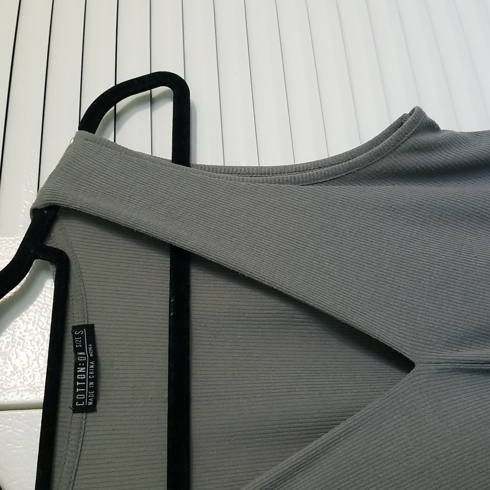 V-neck Tank - Picture 3 of 3